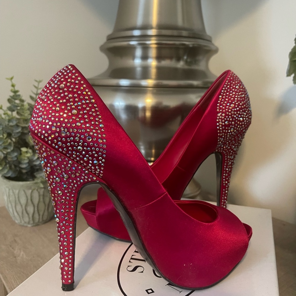 Steve Madden Playy-R Raspberry Size 7.5 Gorgeous Platform Peep-Toe Stiletto!